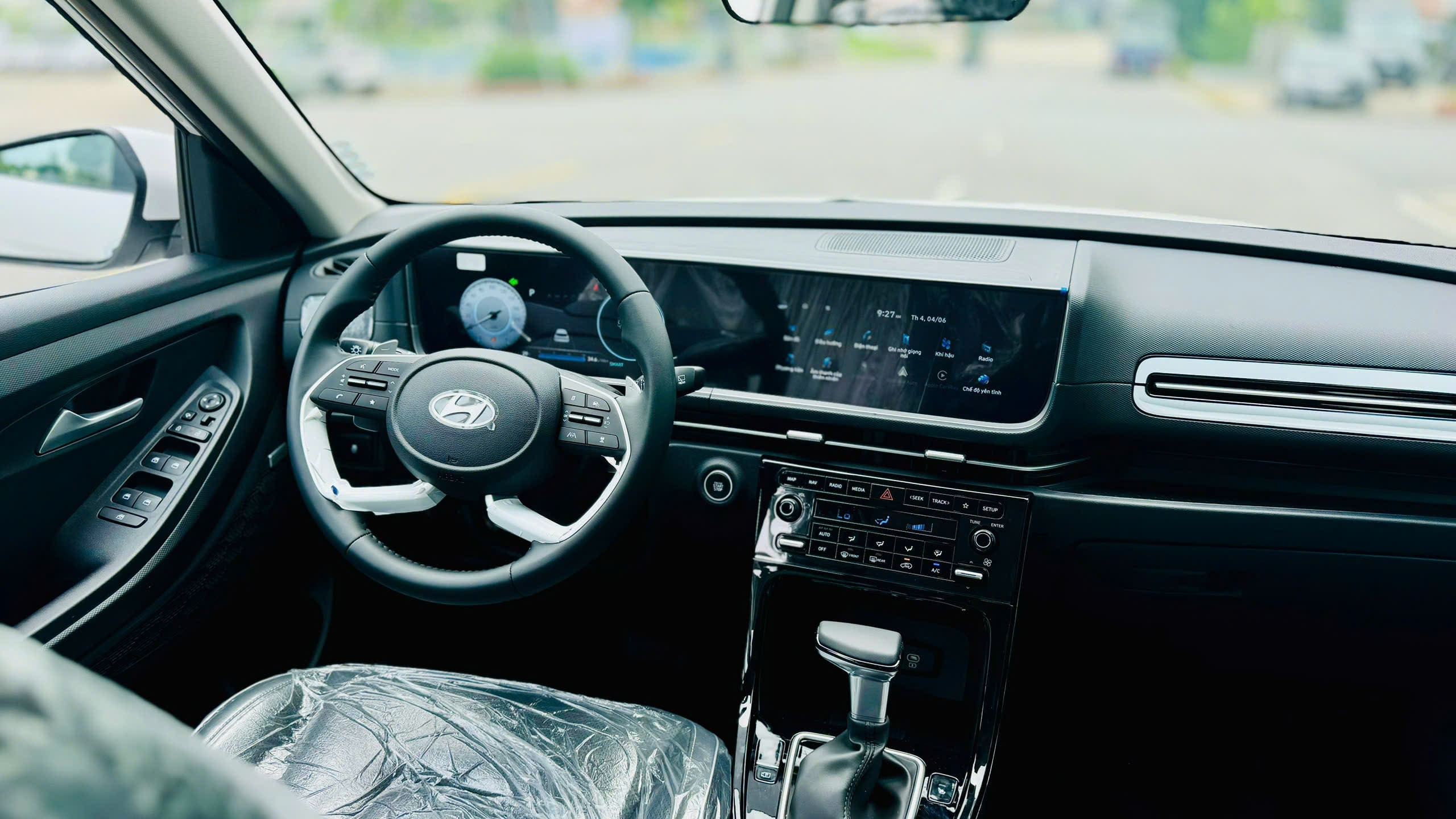 Nội thất của New Hyundai CRETA toát lên vẻ tinh tế đậm chất đô thị hiện đại thể hiện qua cụm màn hình đôi công nghệ cao và những tiện ích hàng đầu