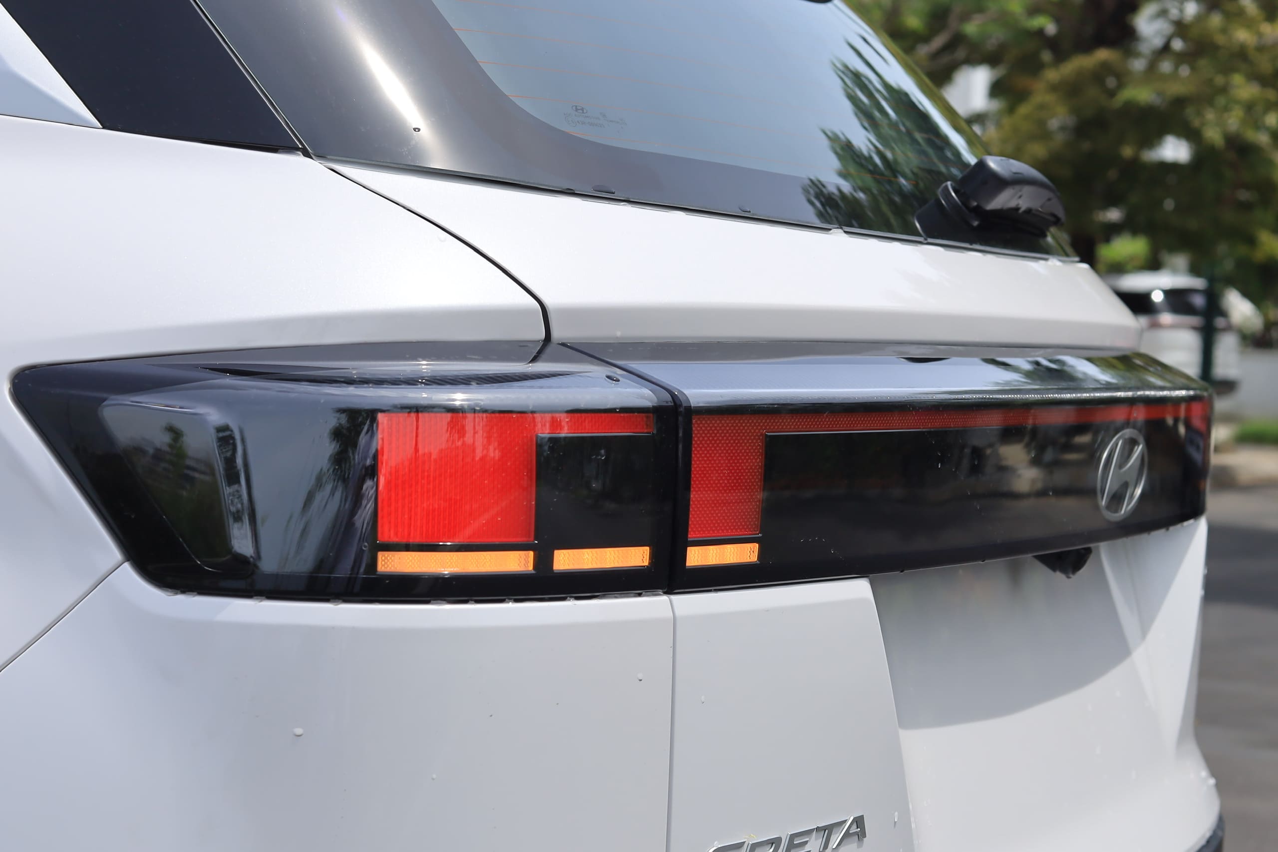 Cụm đèn hậu dạng LED với dải đèn nối liền