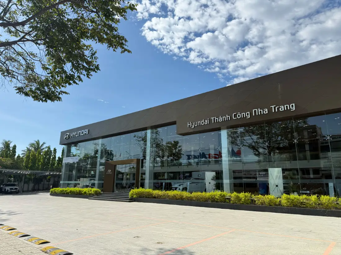 Showroom Hyundai Nha Trang nhìn từ mặt tiền, biển hiệu Hyundai Thành Công Nha Trang