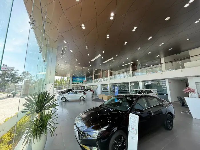 Khu trưng bày xe nhìn từ cửa kính showroom Hyundai Nha Trang