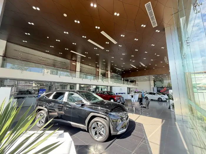 Khu trưng bày xe bên trong showroom Hyundai Nha Trang