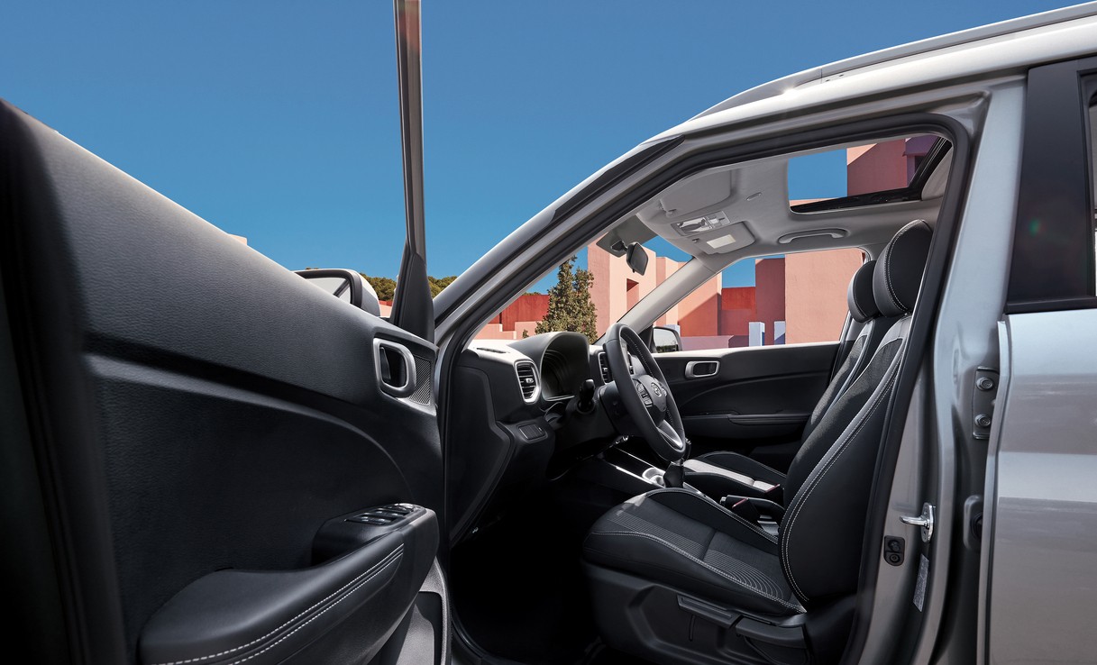 Khoang cabin Hyundai Venue nhìn từ cửa lái, thấy cửa sổ trời trên bản Đặc biệt