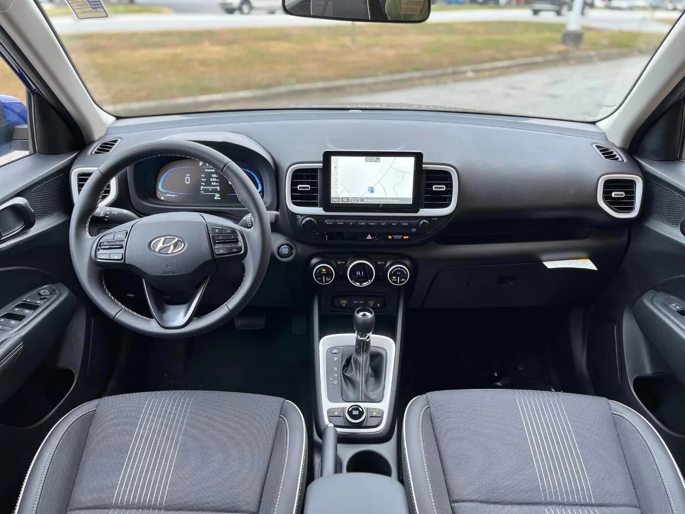 Khoang lái Hyundai Venue với màn hình cảm ứng 8 inch và cụm điều hoà