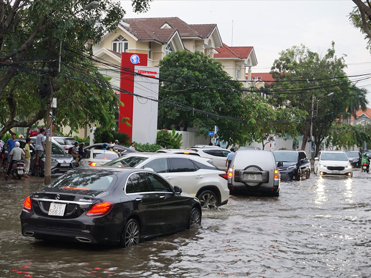 Những kinh nghiệm lái xe ô tô khi trời mưa to, gió lớn - 3